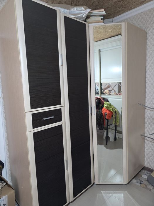 Продам углоаой шкаф с комодом