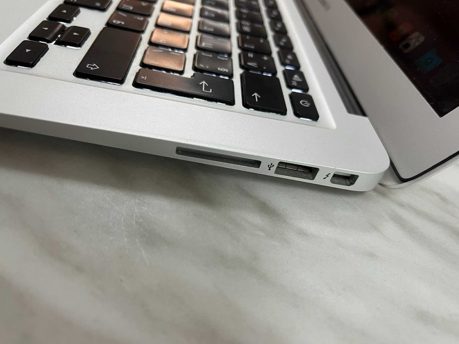 MacBook Air 13" Mid 2013-i5-8 GB RAM-128 GB SSD - много добра батерия