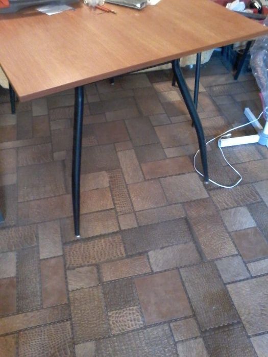 Столы для столовых и кафе.