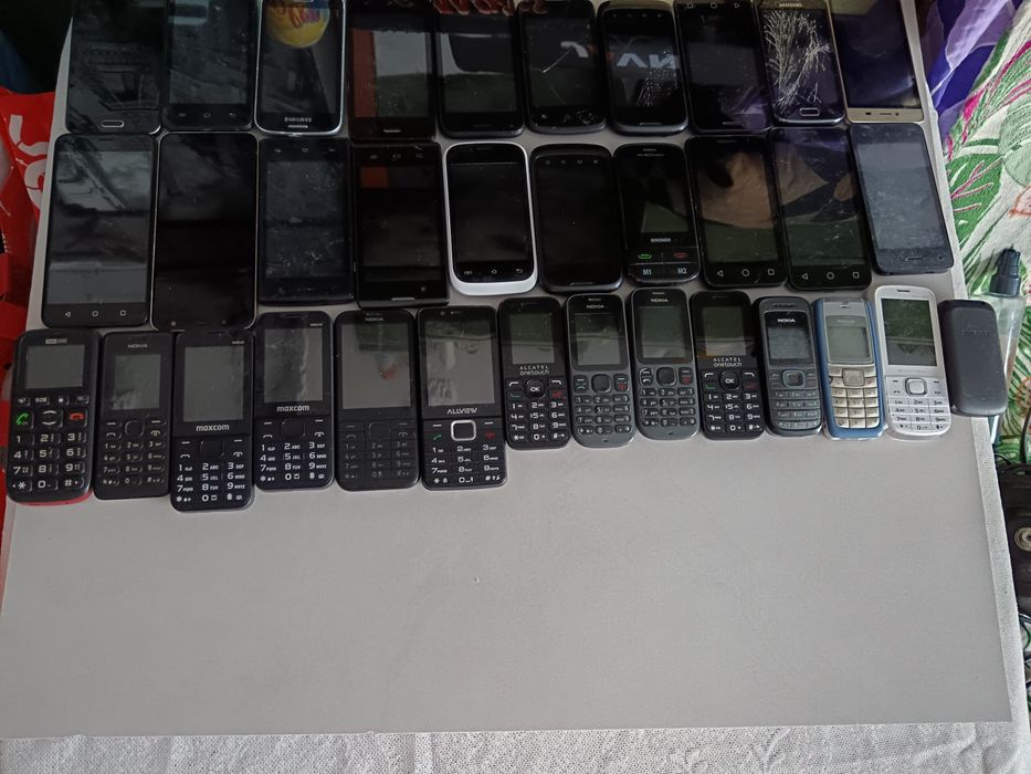 Lot telefoane butoane etc