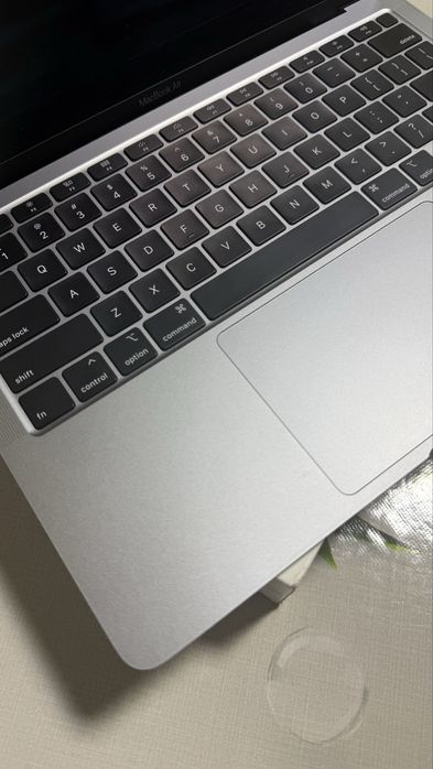 как новый Macbook Air 8/512 Touch ID sotiladi A2179