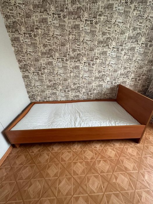 кровать с матрасом