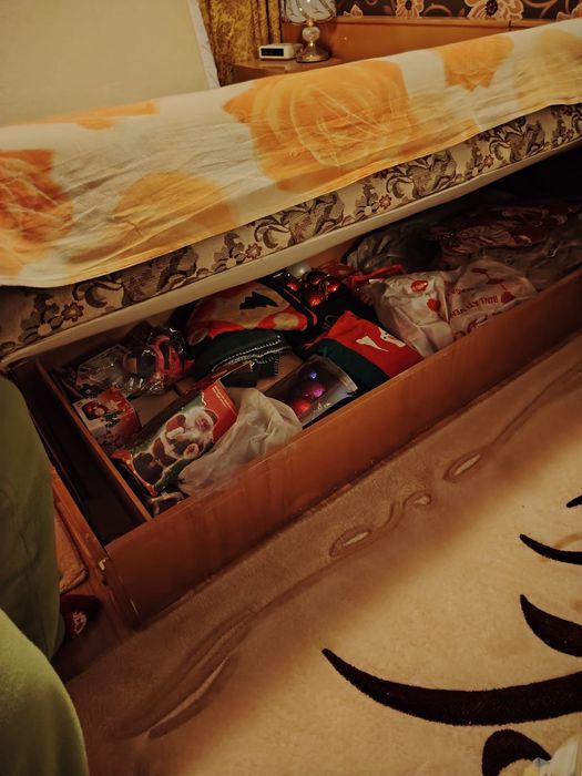 Vând pat dormitor cu saltea separat  500 lei patul și 500 lei salteaua