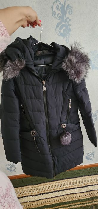 Ideal holatdagi va trendvy rangdagi qishgi kurtka