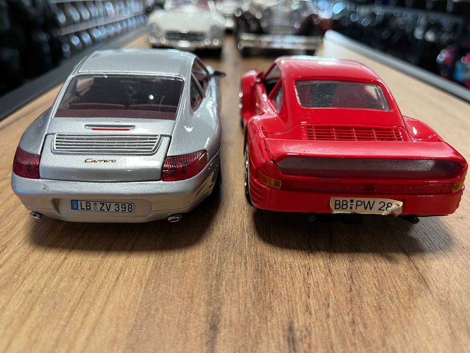 Метална колекционерска количка модел PORSCHE 911и 959 мащаб 1:24