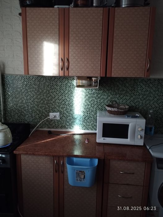 Кухонный гарнитур,мойку срочно продам