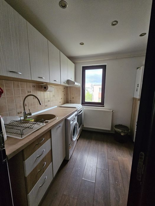 Proprietar, închiriez apartament cu 2 camere, decomandat, 40m2, et. 4, in cartier Micro V