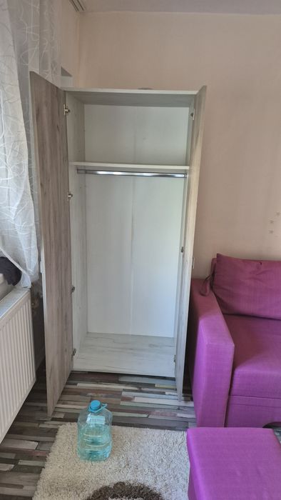Vând mobilă de living cu canapea extensibilă și doi tabureți de cameră plus o masă de sticlă