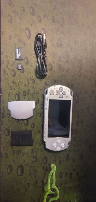 Vând Playstation Portabil (PSP) Seria 2004 Complet  Modat