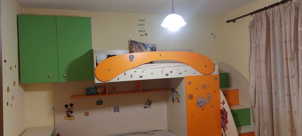 Продавам двуетажно детско легло с матраци.
