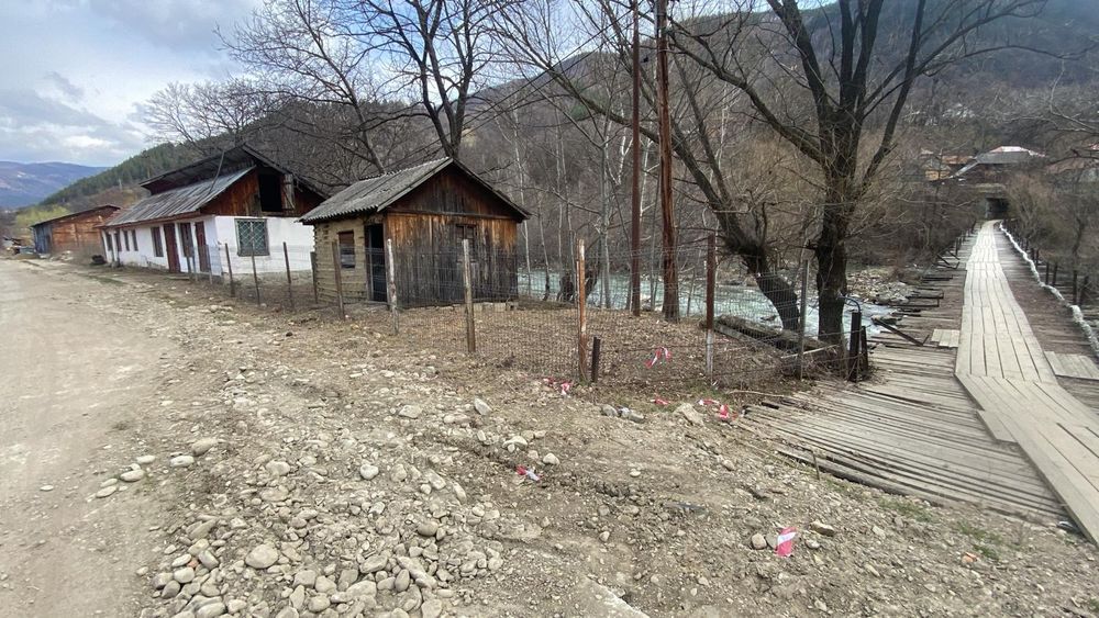Vând teren (Edilo-Industrial )cu cladire in orasul Nehoiu;