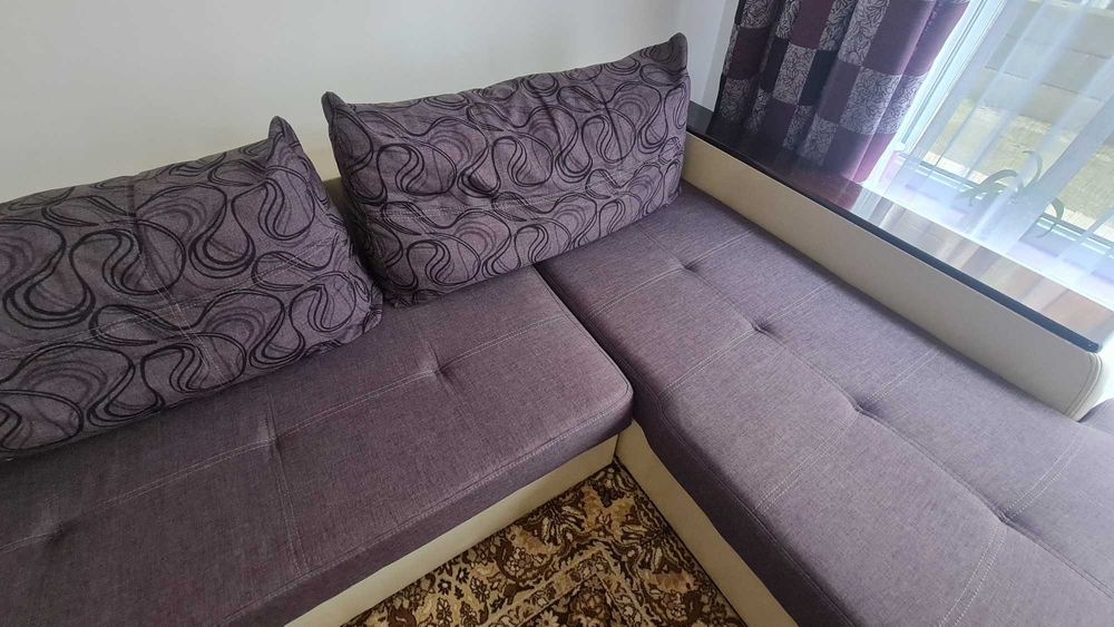 Разтегателен диван със ракла.