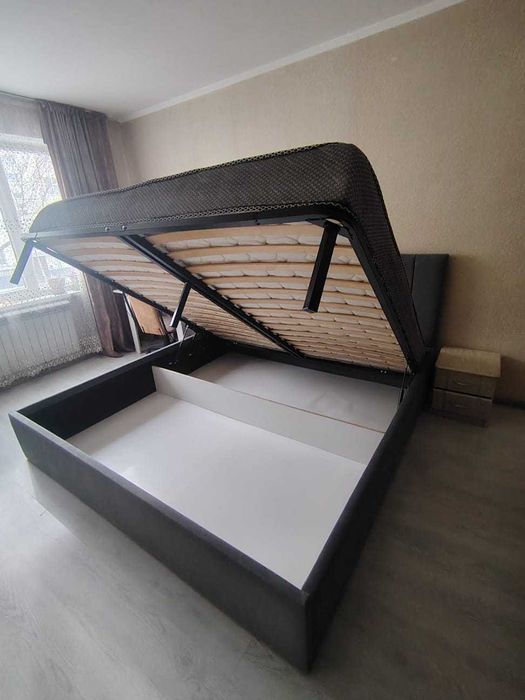 Кровать двухспальная с матрацем