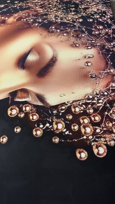 Tablou canvas modern – portret femeie elegantă cu auriu (80x40 cm)