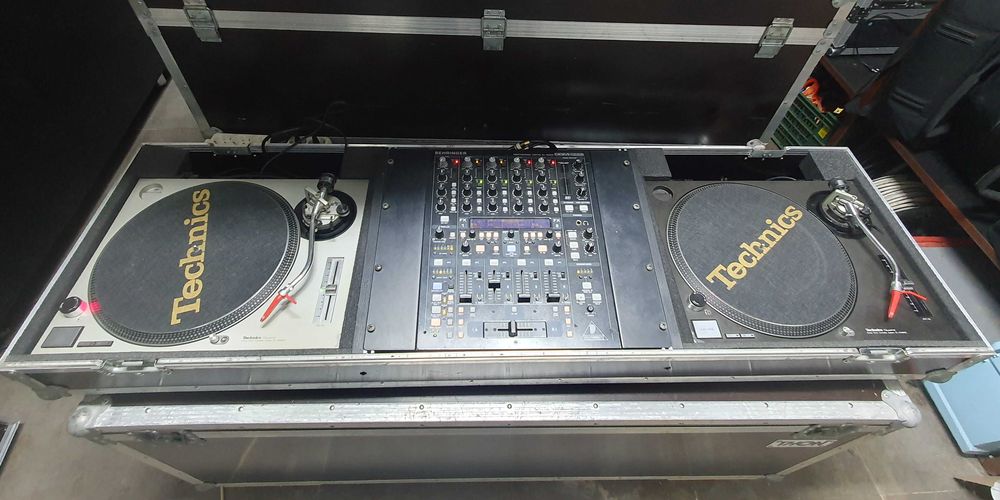 sistem DJ cu platane Technics și mixer