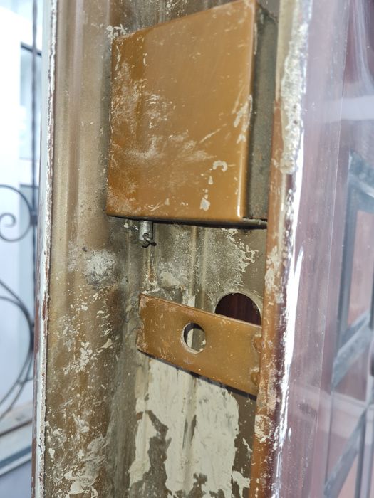 Продаётся дверь металическая