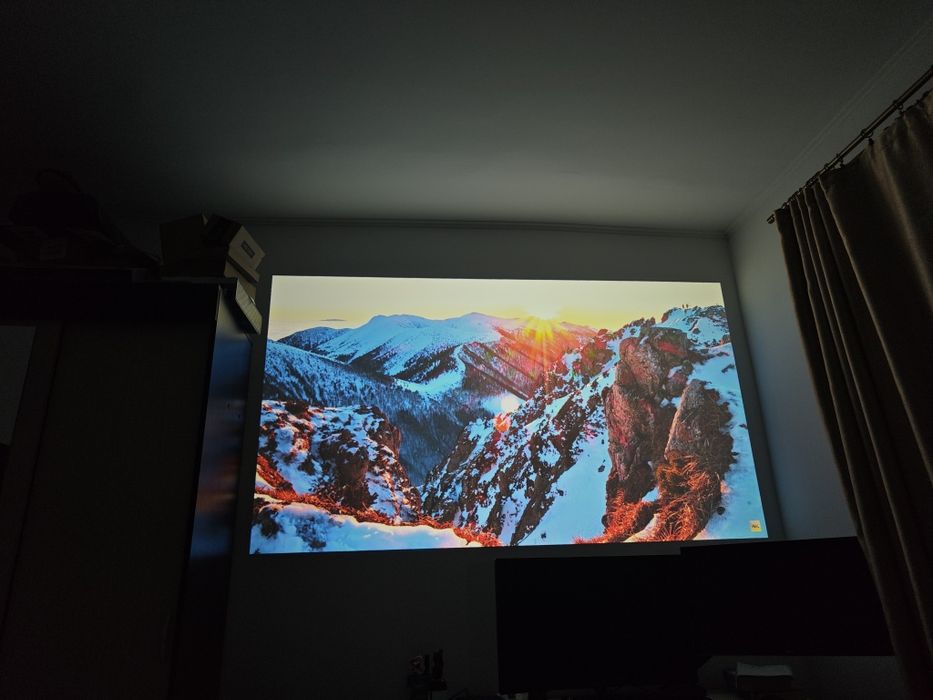 Proiector 1080p (suporta 4K) 1450 ANSI Lumens 300"