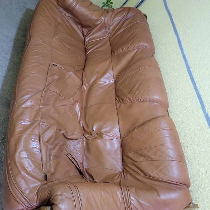 Кожен диван за вилата