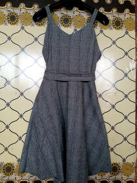 Sarafan seriy rangda