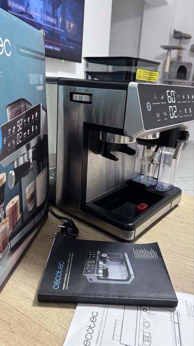 Espressor de cafea cu ecran tactil NOU cu folie pe el