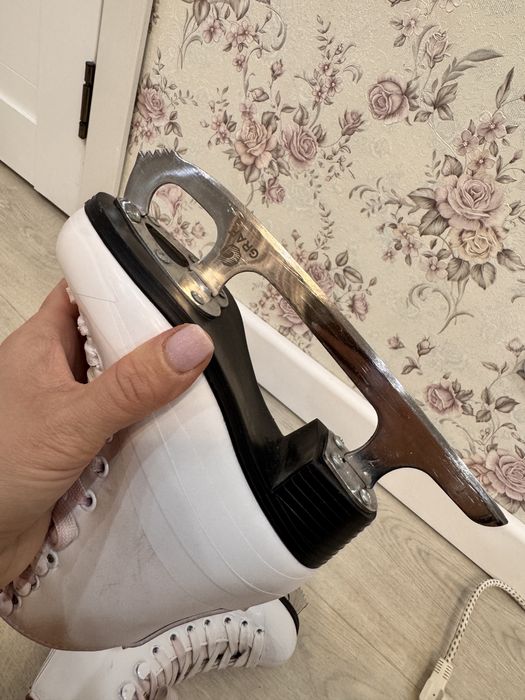 Продам коньки для фигурного катания