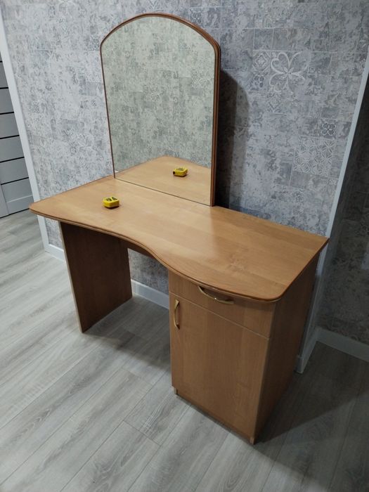 Продам туалетный стол