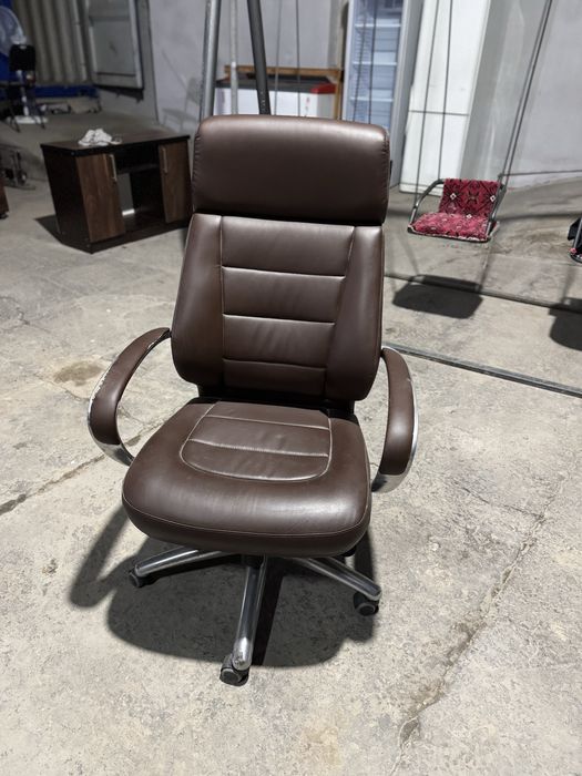 Ofisniy mebel srochna sotiladi