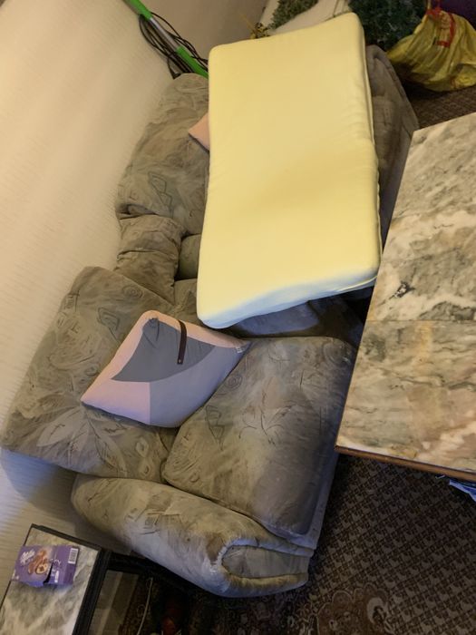 Малък диван с два фотьойла и табуретка