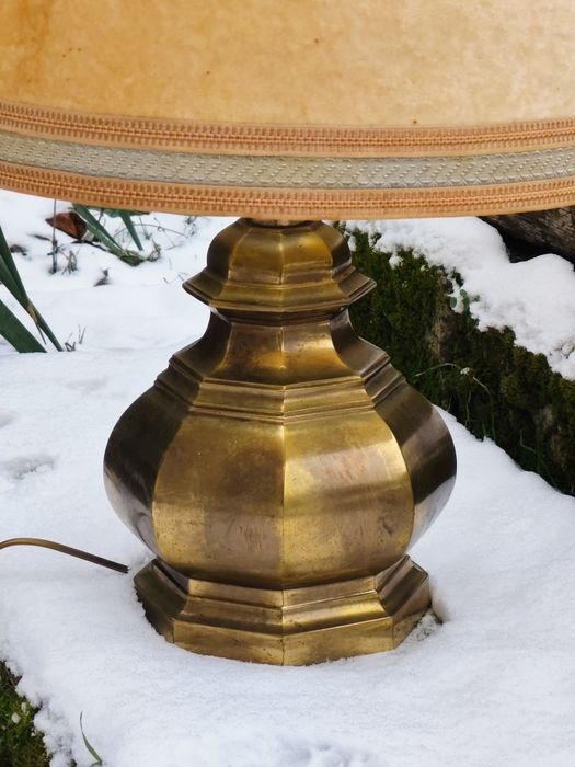 АНТИКВАРНА настолна лампа , основа от чист месинг 
Основа от чист мес