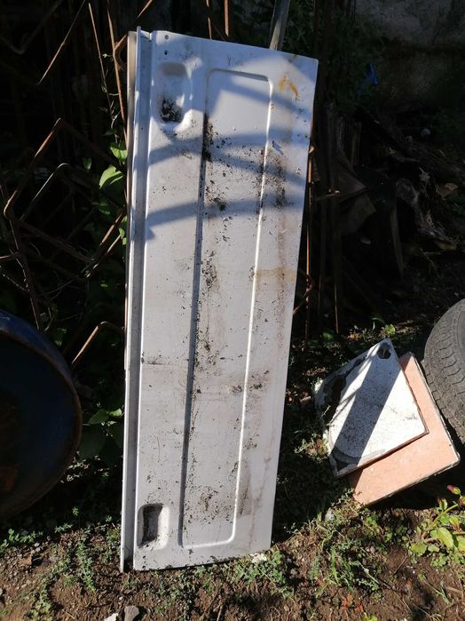 Vând uși lada spate Dacia dublecab, 2 buc. Una folosita 
una noua.Alb.