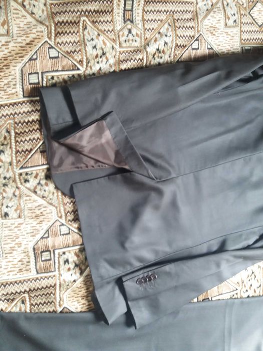 Продам костюм 48 размера