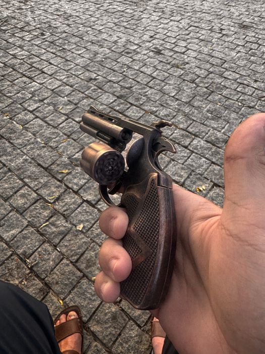 pistolet revolver metalichskiy