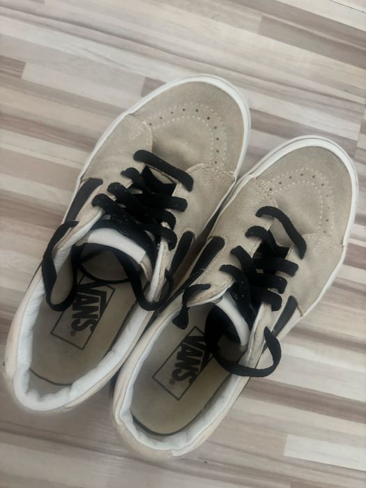 Два чифта обувки-Vans и Converse