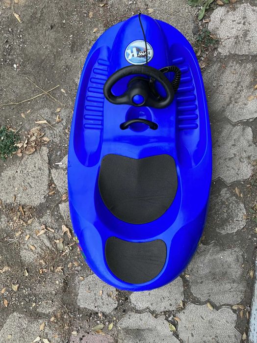 Санки с рулем и тормозами.