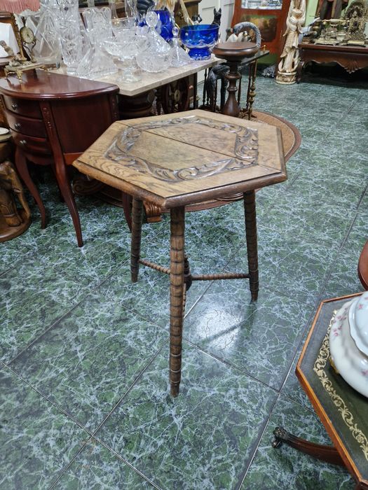 Страхотна антикварна холандска дървена масичка резба