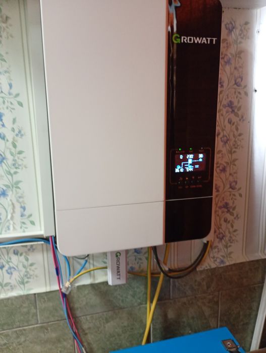 Invertor growatspf 5000es cu 4 baterii agm de 155ah