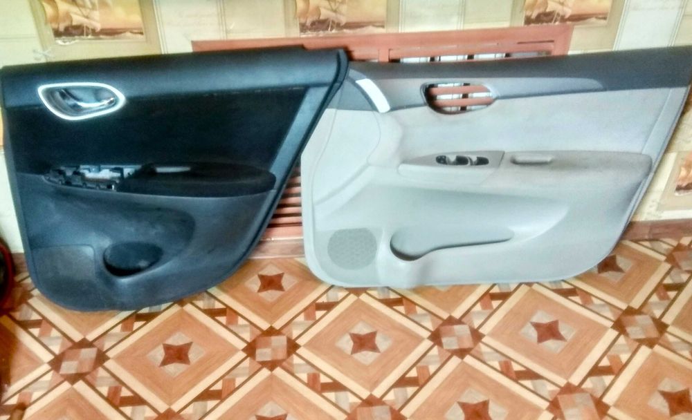 запасные части на Ниссан Селфи внутренности дверей правой стороны