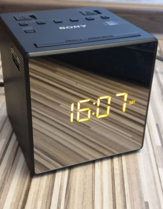 Radio ceas Sony.