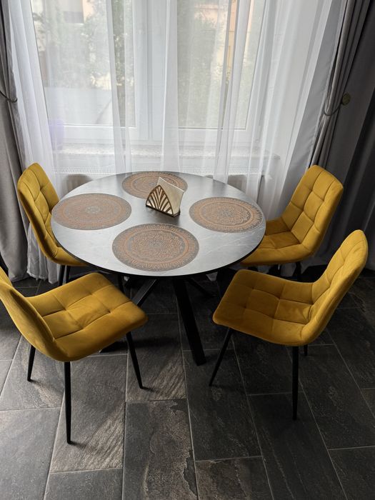 Masa rotunda cu 4 scaune