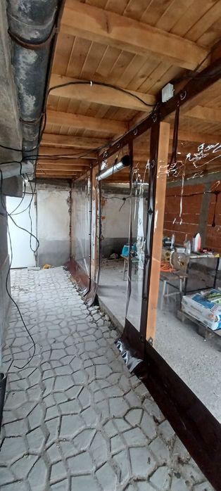 Изработка и монтаж на ветроупорни завеси от прозрачен кристал  винил
