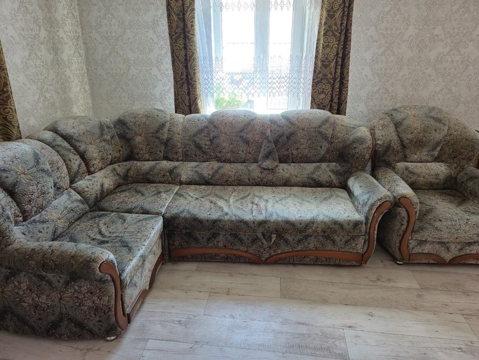 Продам угловой диван с креслом