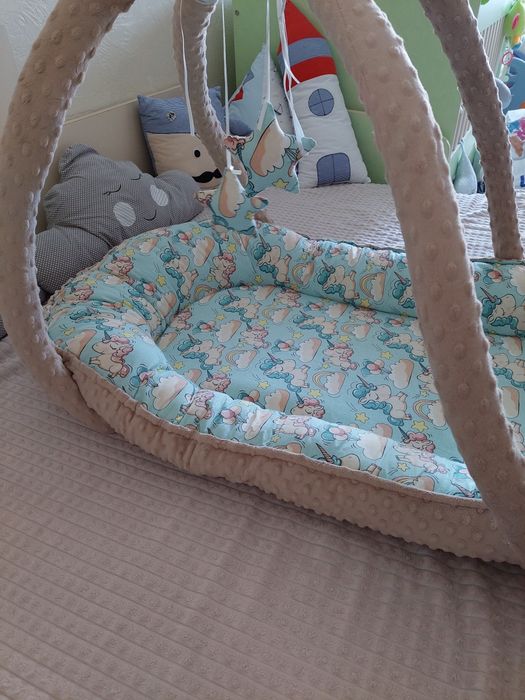 Бебешко гнездо с подарък