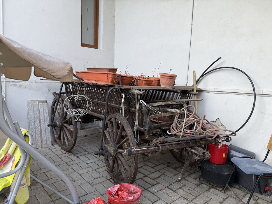 Caruta veche rustica pentru gradina de ornament cu flori