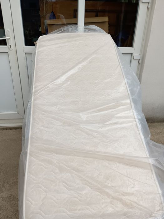 Pat metalic de o persoană cu tot cu saltea