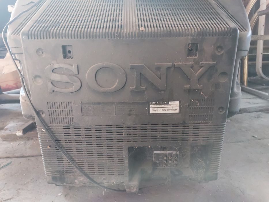 Телевизор Sony,внутри много чего есть.