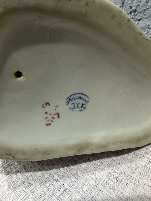 Продам фарфоровую статуэтку