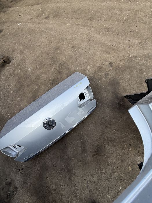 Броня VW Passat 7 оборудвана капак заден Volkswagen пасат 7 код на боята La7w колата е СЕДАН