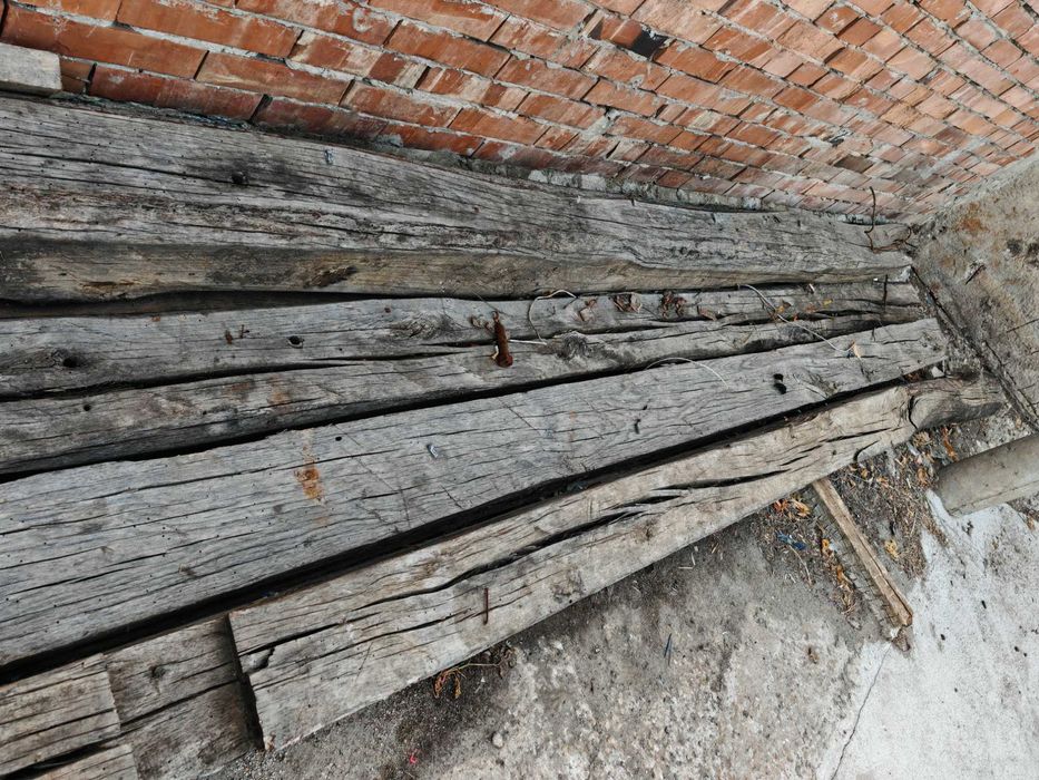 Стари дървени греди