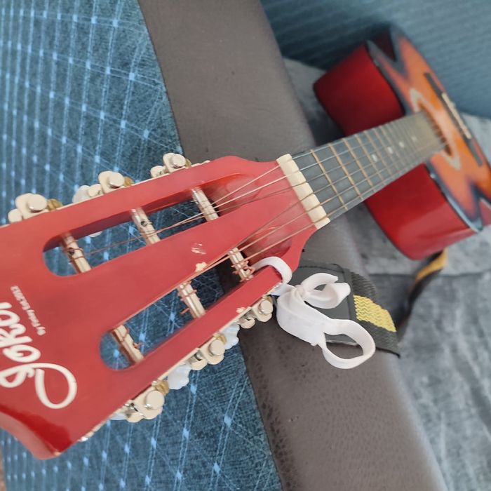 Гитара классическая с металлическими струнами