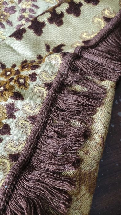 Тежка покривка с релефни плюшени цветя